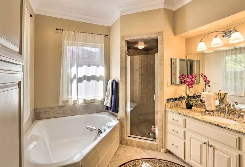 Walk To Midwestern State: Wichita Falls Cottage!