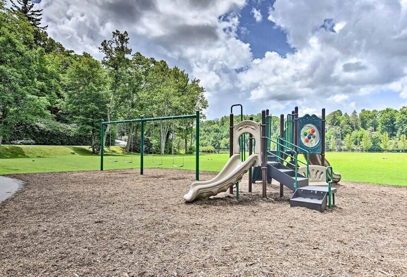 Peaceful Newland Family Cottage W/ 2 Decks!