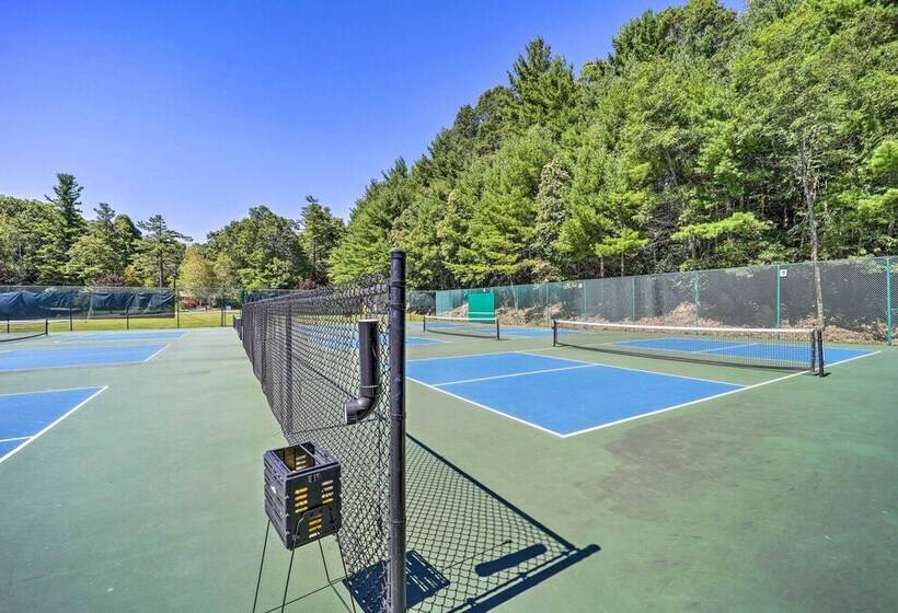 Peaceful Newland Family Cottage W/ 2 Decks!