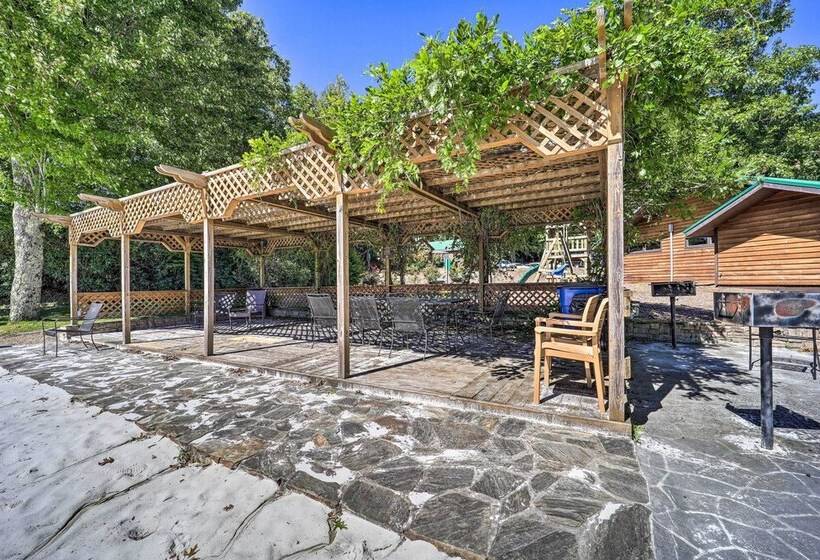 Peaceful Newland Family Cottage W/ 2 Decks!