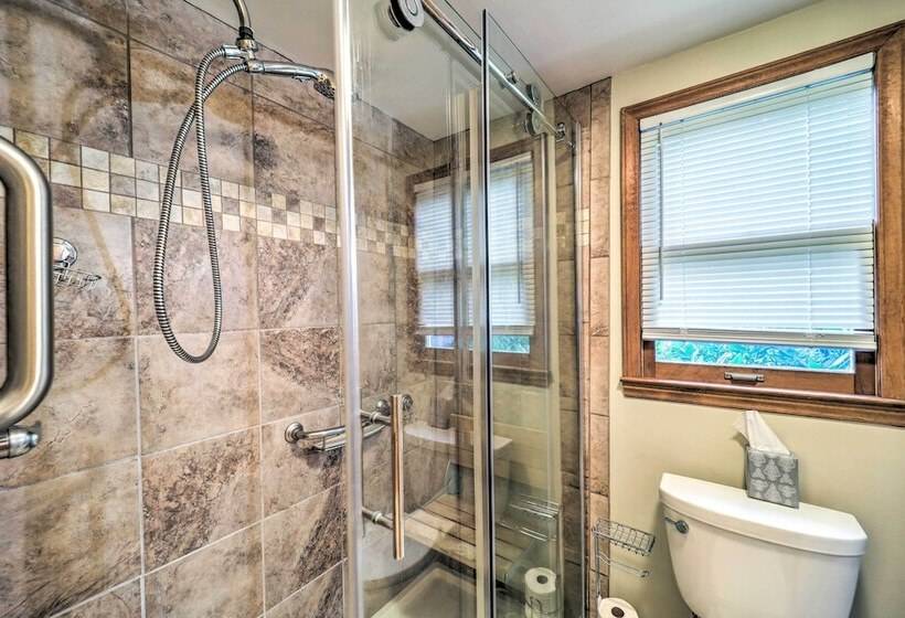 Peaceful Newland Family Cottage W/ 2 Decks!