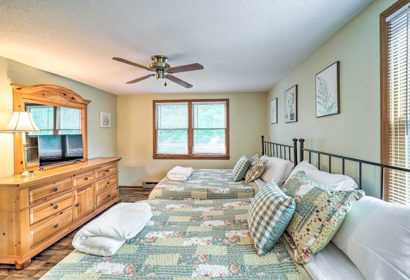 Peaceful Newland Family Cottage W/ 2 Decks!