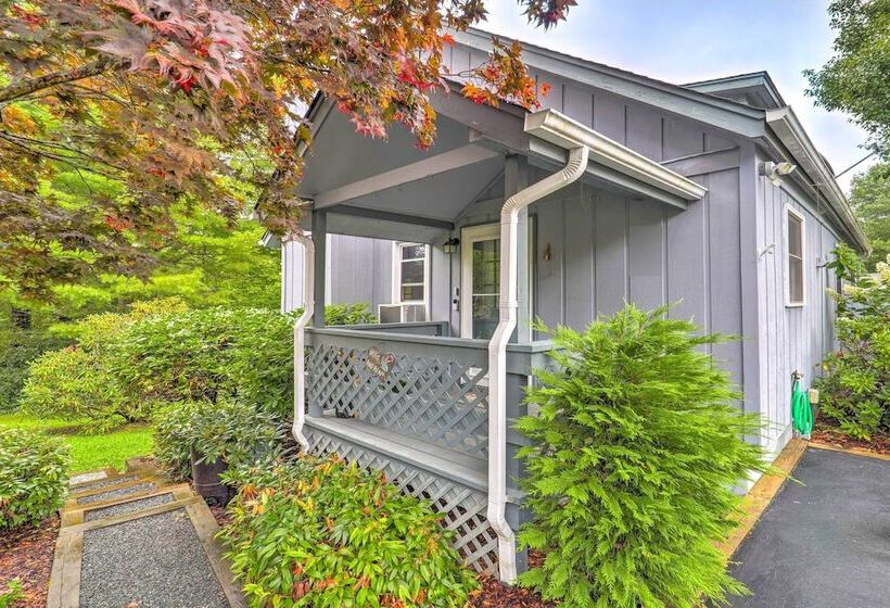 Peaceful Newland Family Cottage W/ 2 Decks!