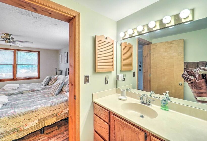 Peaceful Newland Family Cottage W/ 2 Decks!