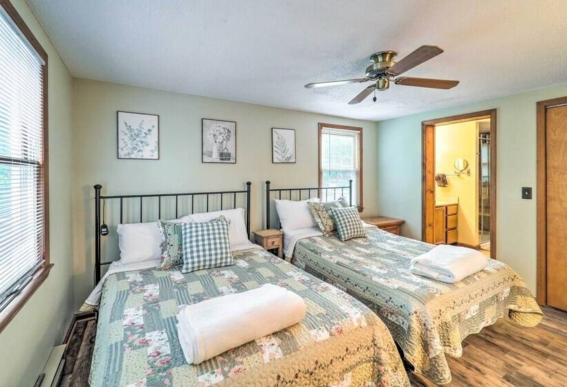 Peaceful Newland Family Cottage W/ 2 Decks!