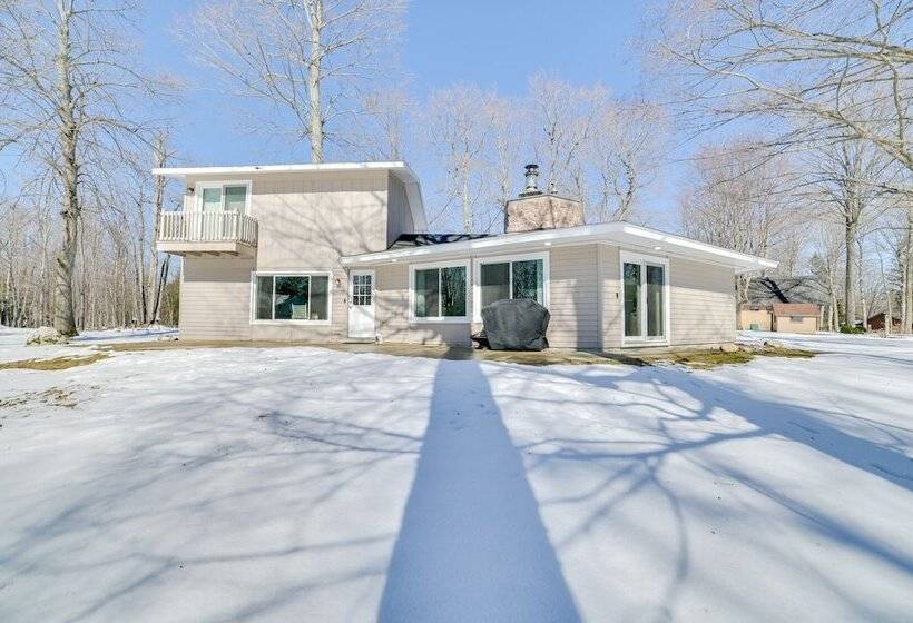 Cozy Michigan Retreat   Walk To Lake Charlevoix!