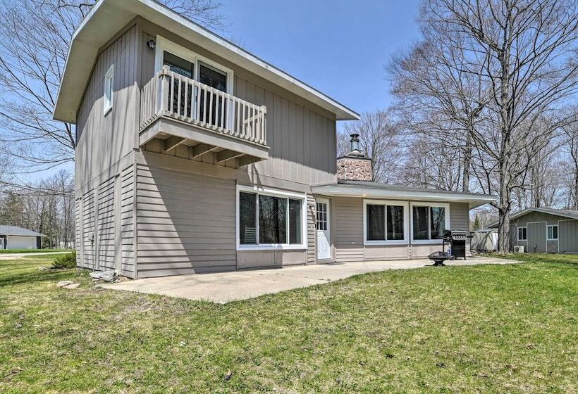 Cozy Michigan Retreat   Walk To Lake Charlevoix!