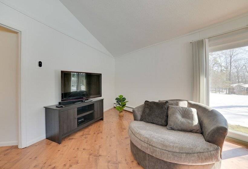 Cozy Michigan Retreat   Walk To Lake Charlevoix!