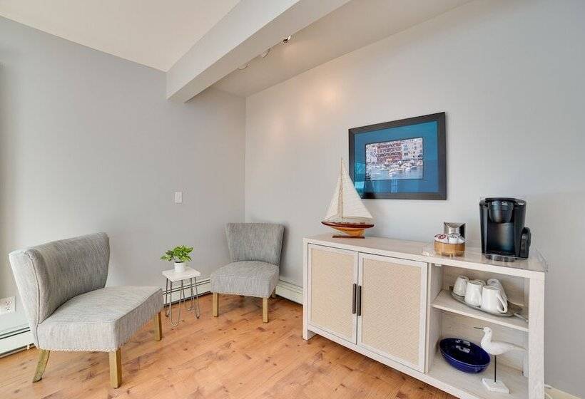 Cozy Michigan Retreat   Walk To Lake Charlevoix!