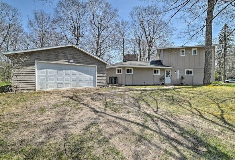 Cozy Michigan Retreat   Walk To Lake Charlevoix!