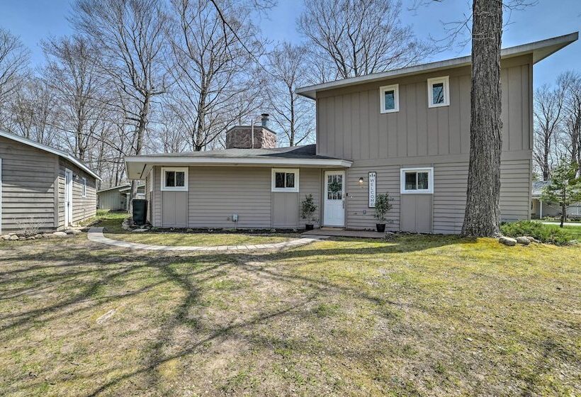 Cozy Michigan Retreat   Walk To Lake Charlevoix!