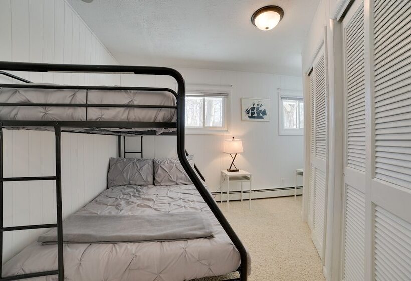 Cozy Michigan Retreat   Walk To Lake Charlevoix!