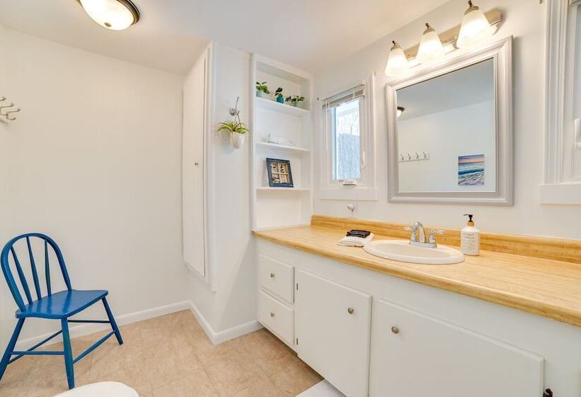 Cozy Michigan Retreat   Walk To Lake Charlevoix!