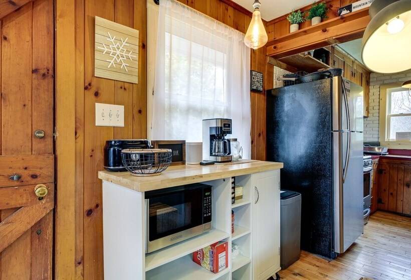 Pet Friendly Wilmington Retreat W/ Hot Tub!