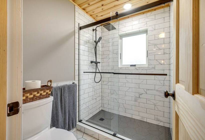 Pet Friendly Wilmington Retreat W/ Hot Tub!