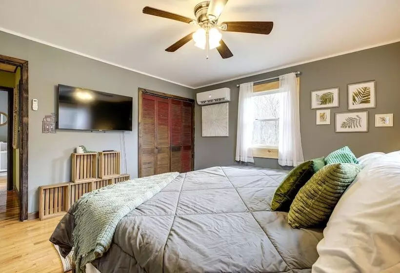 Pet Friendly Wilmington Retreat W/ Hot Tub!