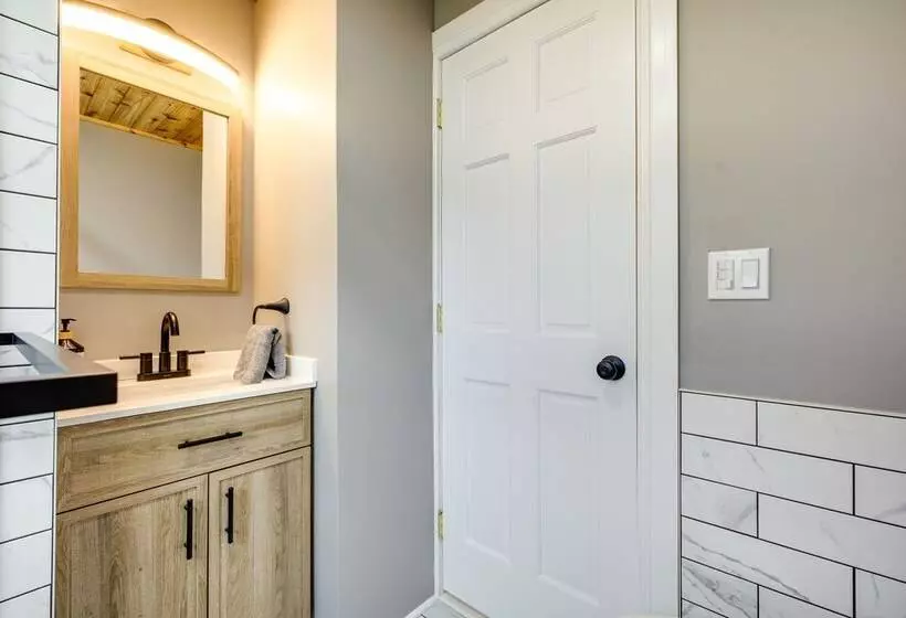 Pet Friendly Wilmington Retreat W/ Hot Tub!