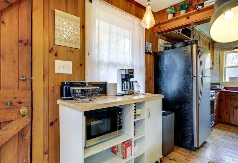 Pet Friendly Wilmington Retreat W/ Hot Tub!