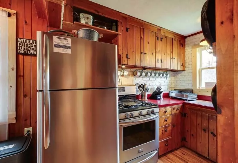 Pet Friendly Wilmington Retreat W/ Hot Tub!