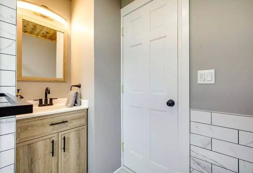 Pet Friendly Wilmington Retreat W/ Hot Tub!