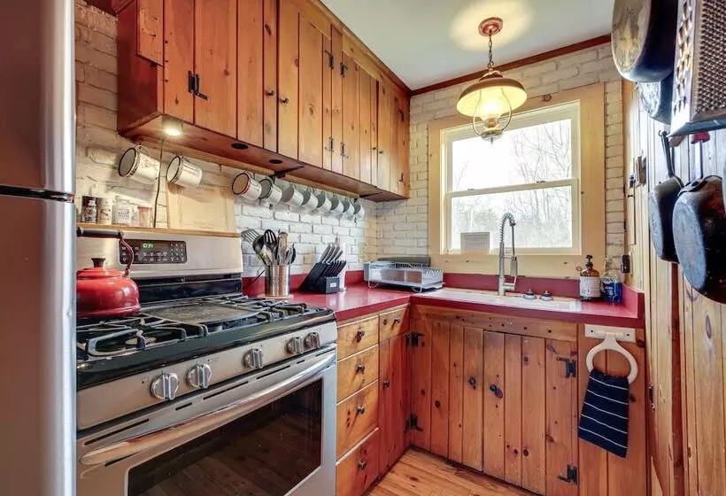 Pet Friendly Wilmington Retreat W/ Hot Tub!