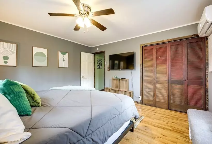 Pet Friendly Wilmington Retreat W/ Hot Tub!