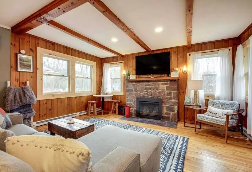 Pet Friendly Wilmington Retreat W/ Hot Tub!