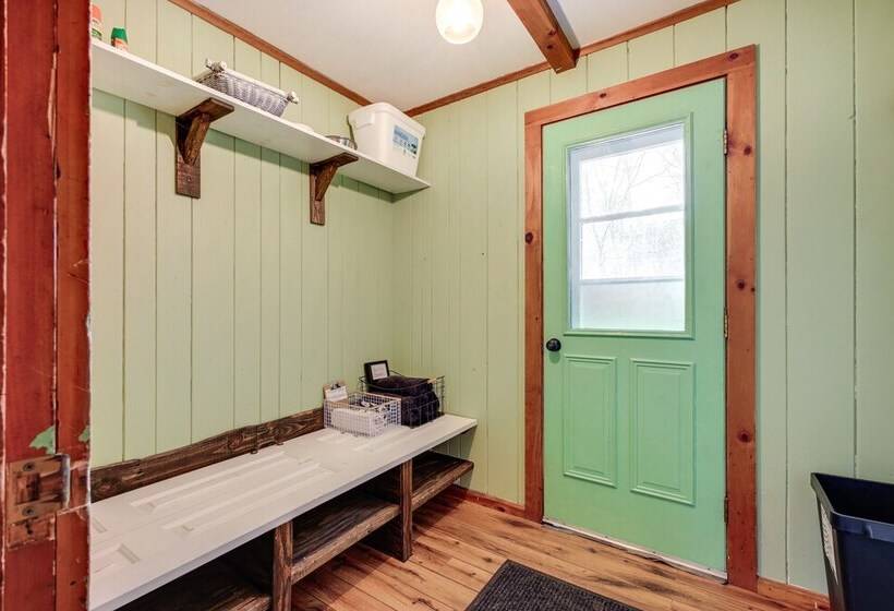 Pet Friendly Wilmington Retreat W/ Hot Tub!