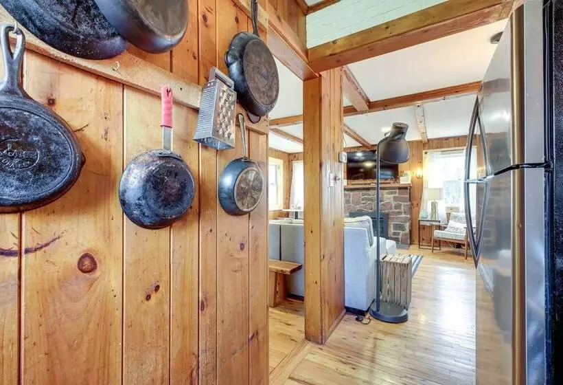 Pet Friendly Wilmington Retreat W/ Hot Tub!