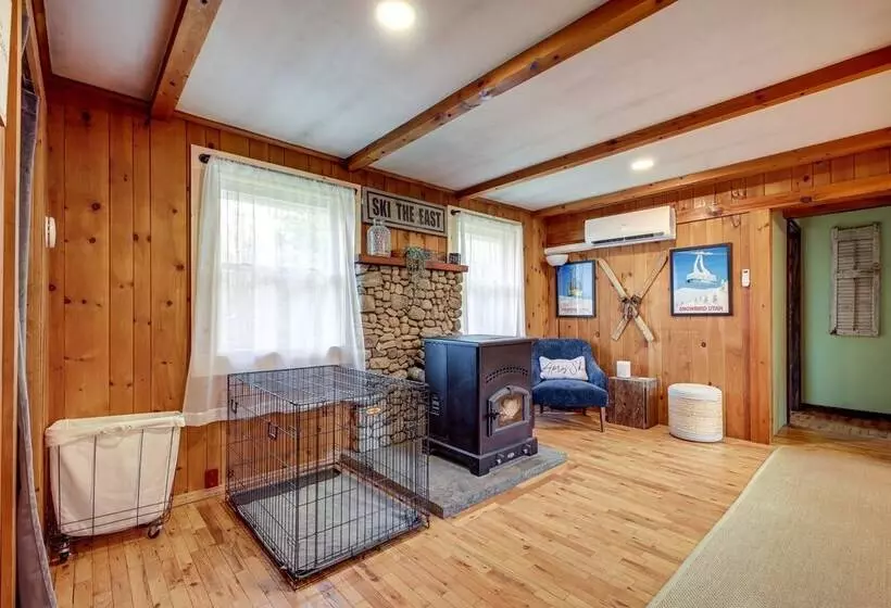 Pet Friendly Wilmington Retreat W/ Hot Tub!
