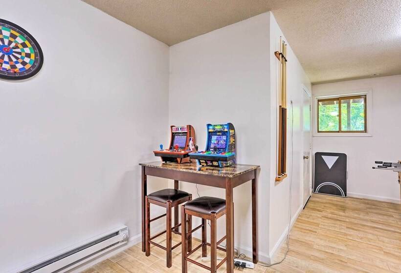 Bushkill House W/ Deck & Community Amenities!