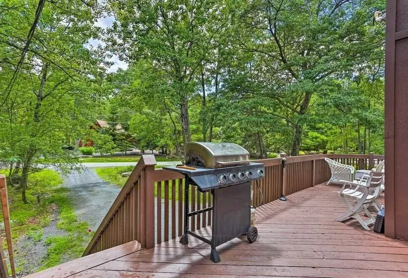 Bushkill House W/ Deck & Community Amenities!