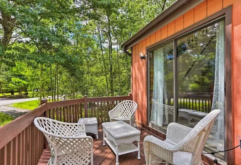 Bushkill House W/ Deck & Community Amenities!