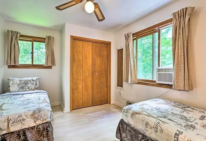 Bushkill House W/ Deck & Community Amenities!