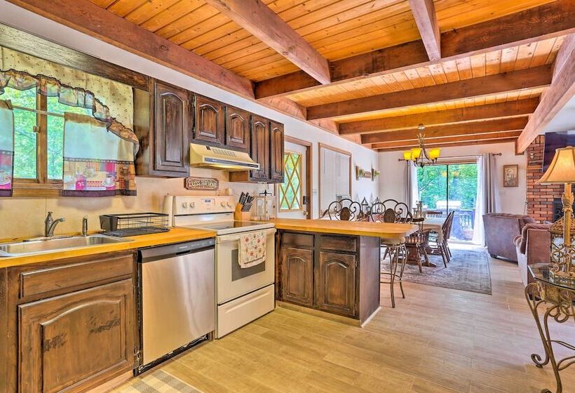 Bushkill House W/ Deck & Community Amenities!