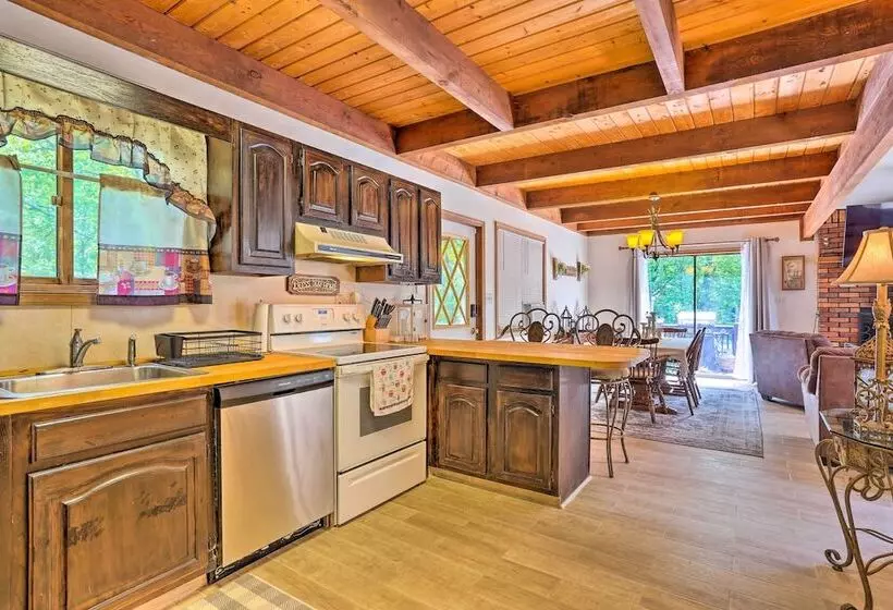 Bushkill House W/ Deck & Community Amenities!