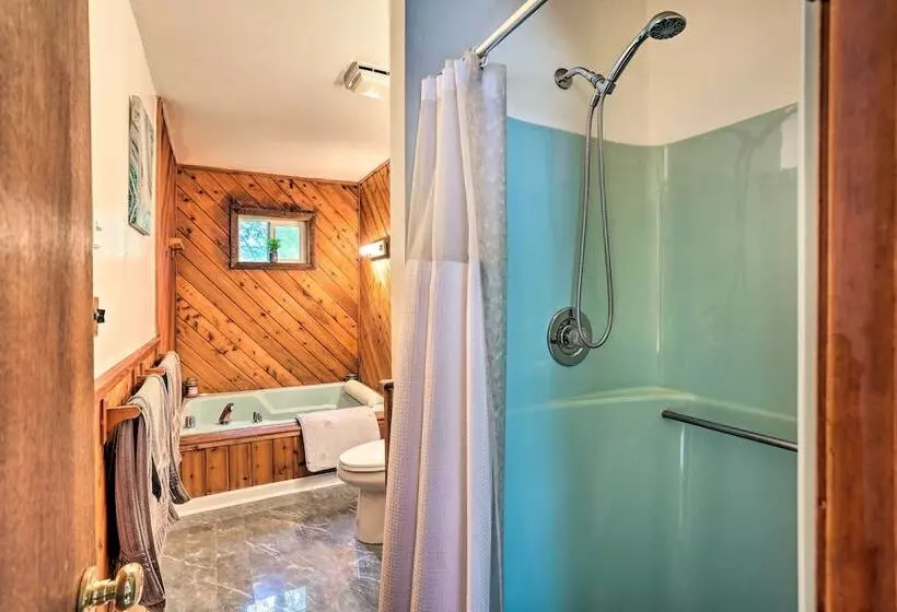 Bushkill House W/ Deck & Community Amenities!