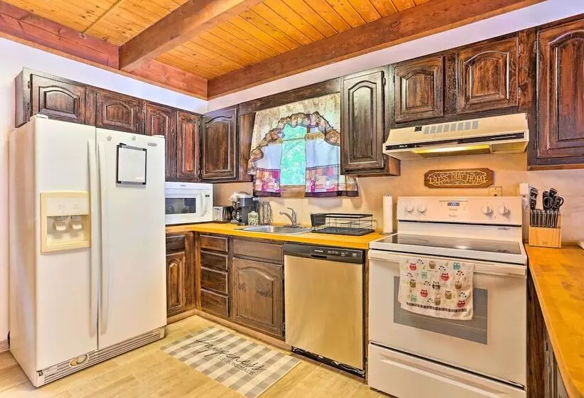 Bushkill House W/ Deck & Community Amenities!