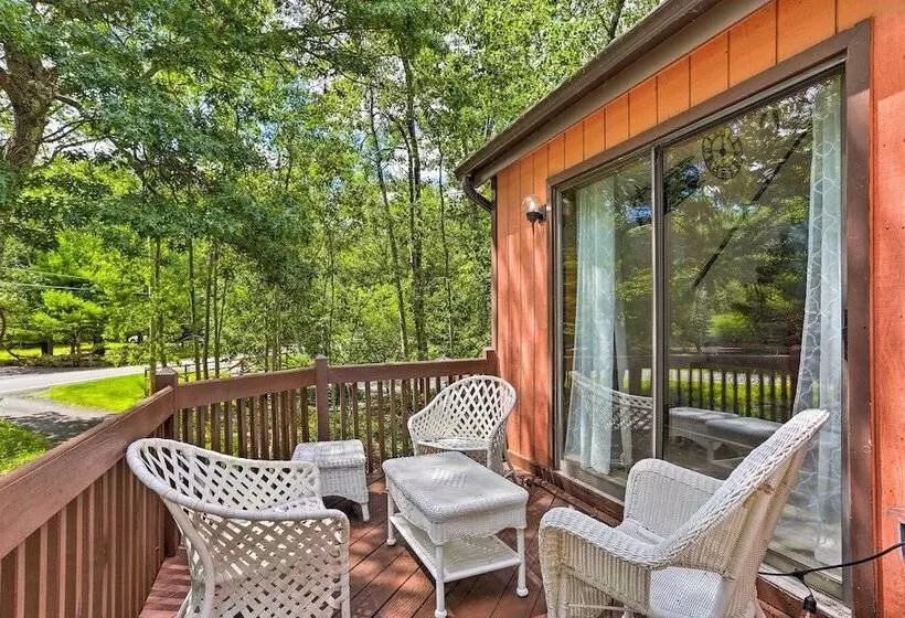 Bushkill House W/ Deck & Community Amenities!