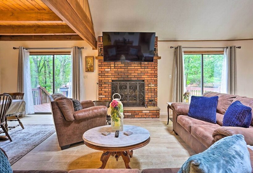 Bushkill House W/ Deck & Community Amenities!