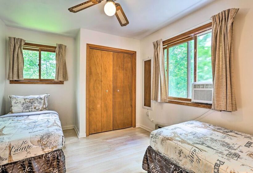 Bushkill House W/ Deck & Community Amenities!