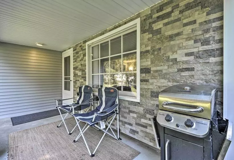 Quiet New York Retreat < 7 Miles To Skiing!