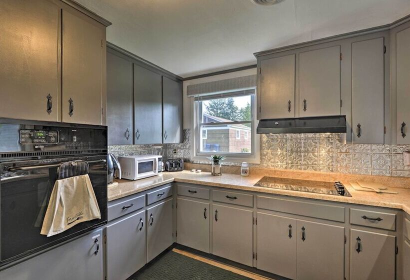 Quiet New York Retreat < 7 Miles To Skiing!