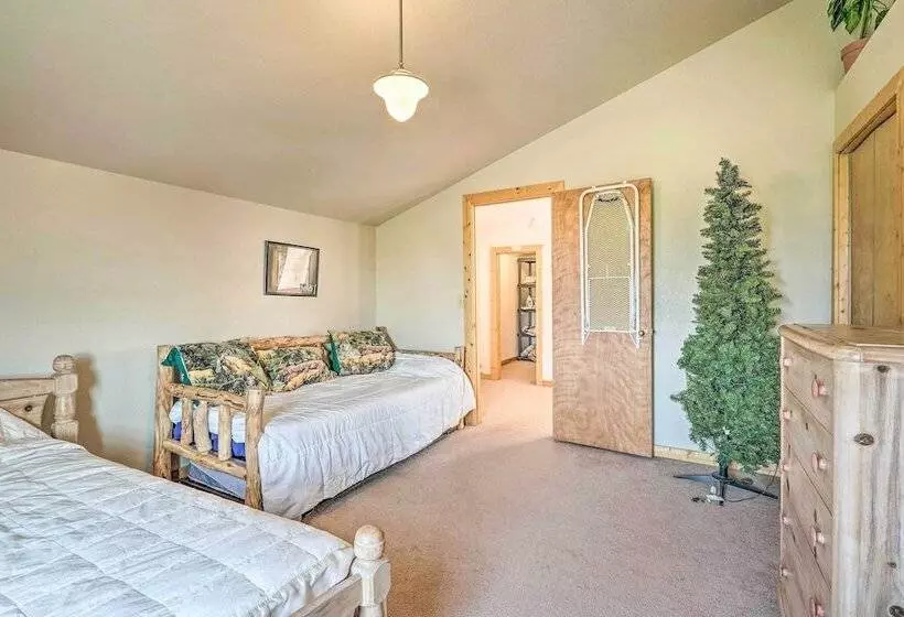 Rustic Florissant Cabin: 4 Acres & Mountain View!