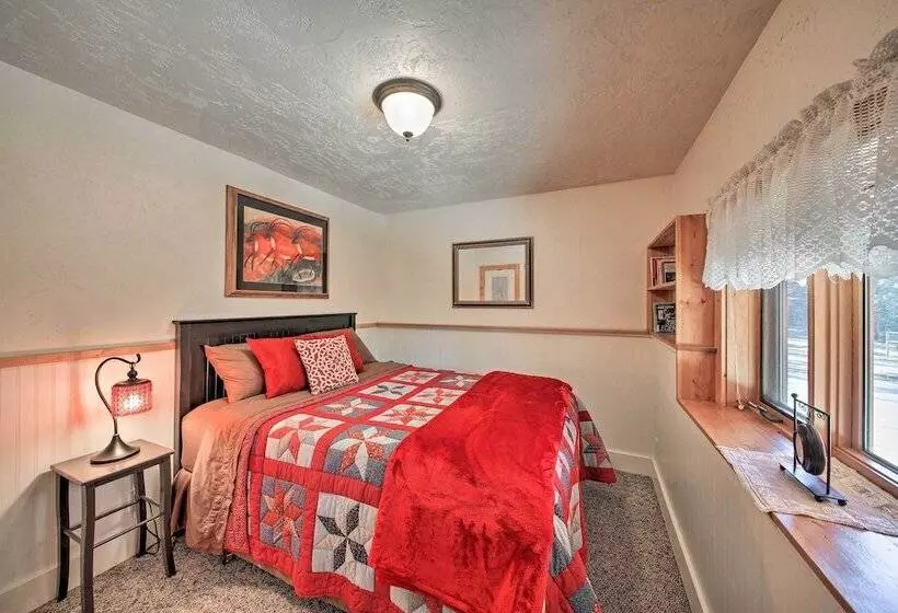 Scenic Kootenai Forest Home W/ Outdoor Living Area