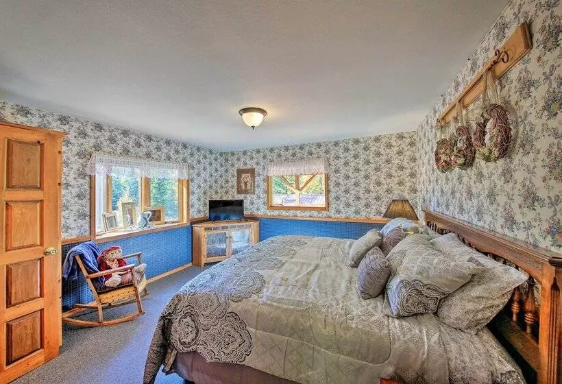 Scenic Kootenai Forest Home W/ Outdoor Living Area