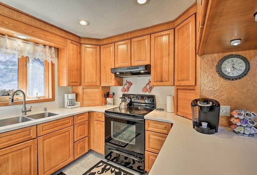 Scenic Kootenai Forest Home W/ Outdoor Living Area