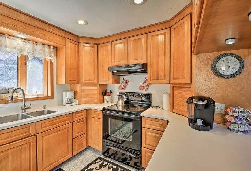 Scenic Kootenai Forest Home W/ Outdoor Living Area