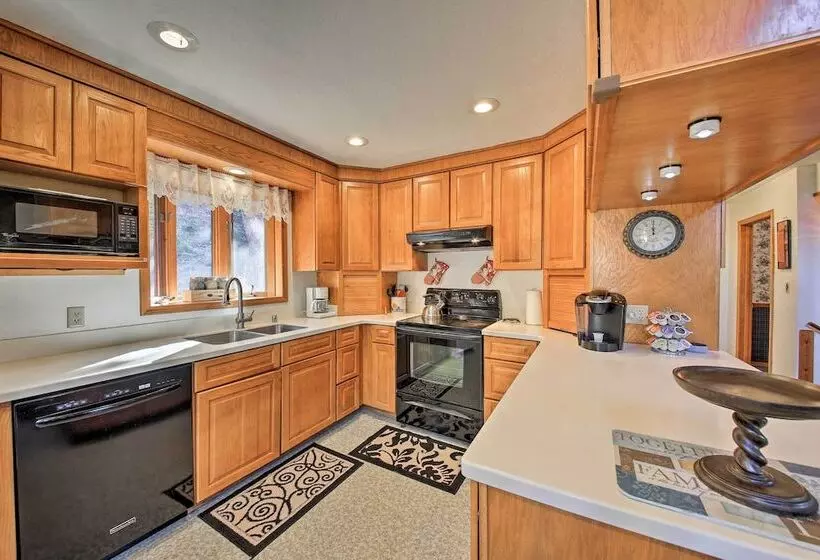 Scenic Kootenai Forest Home W/ Outdoor Living Area