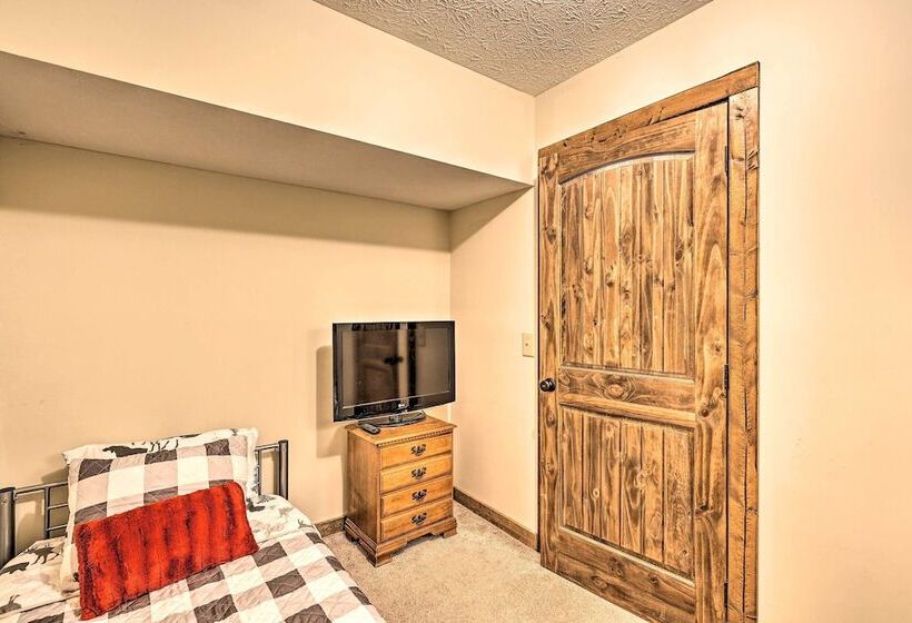 Game Room & Fire Pit: Spacious Elk Park Lodge!